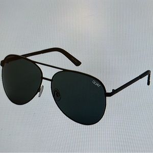 Women’s Quay Vivienne Sunglasses with protective pouch